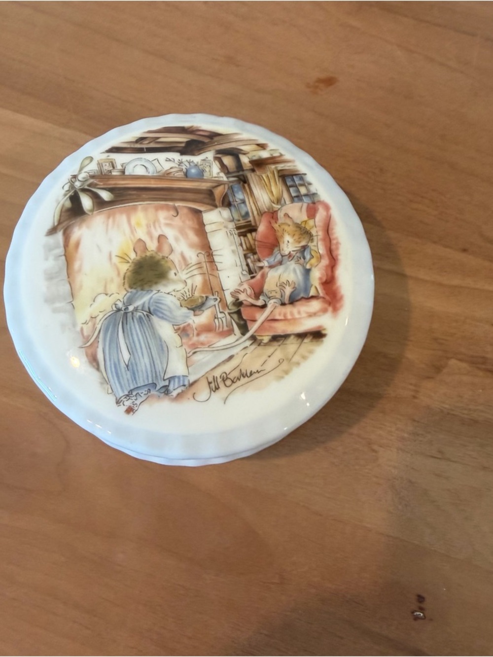 Royal Doulton Brambley Hedge Winter Trinket Box 1990